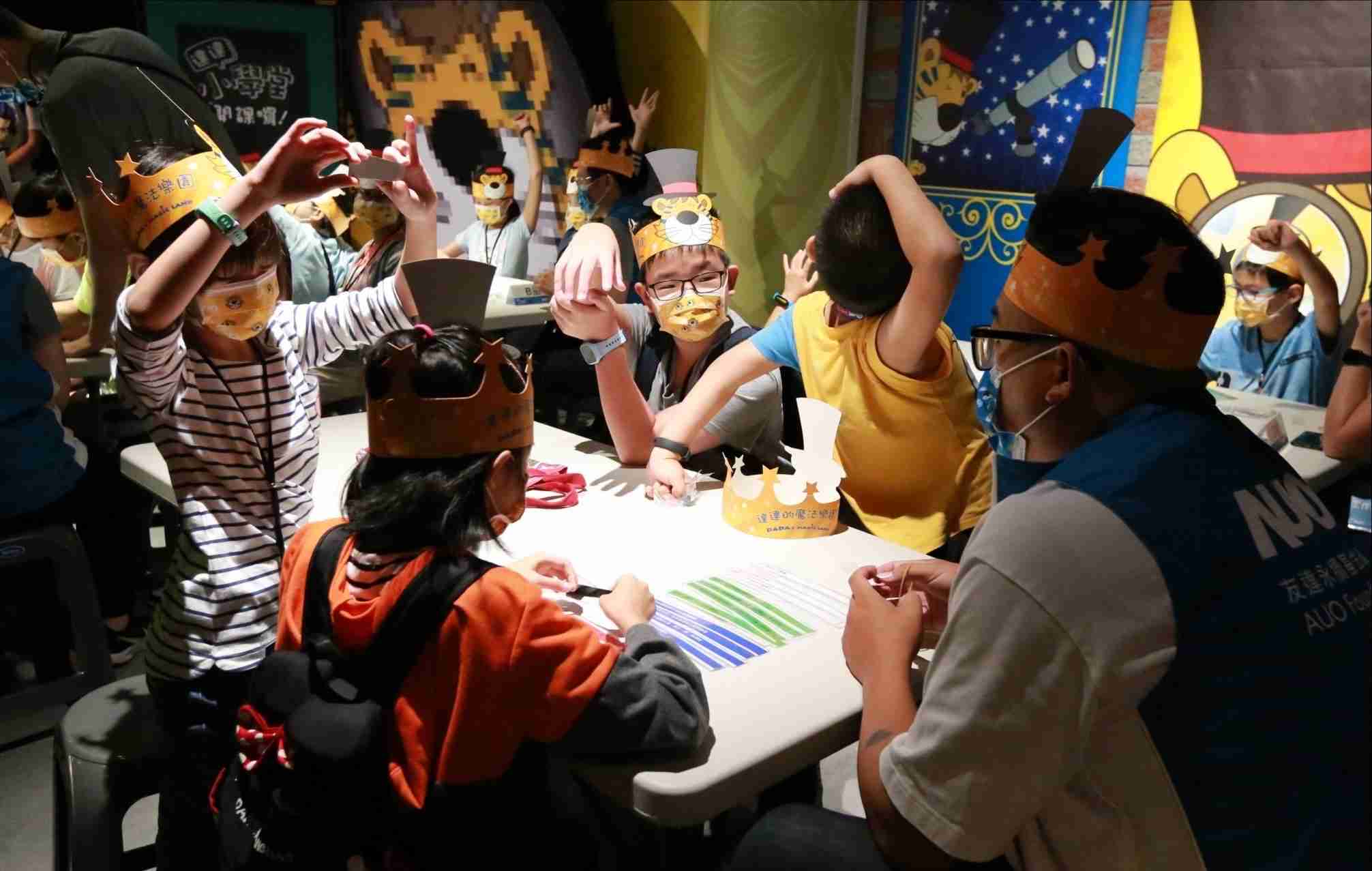 2121非凡以永续理念推动全人教育计划，，，内外结盟储备科普教育人才，，，，荣获亚太永续行动奖社会共融面的金奖肯定