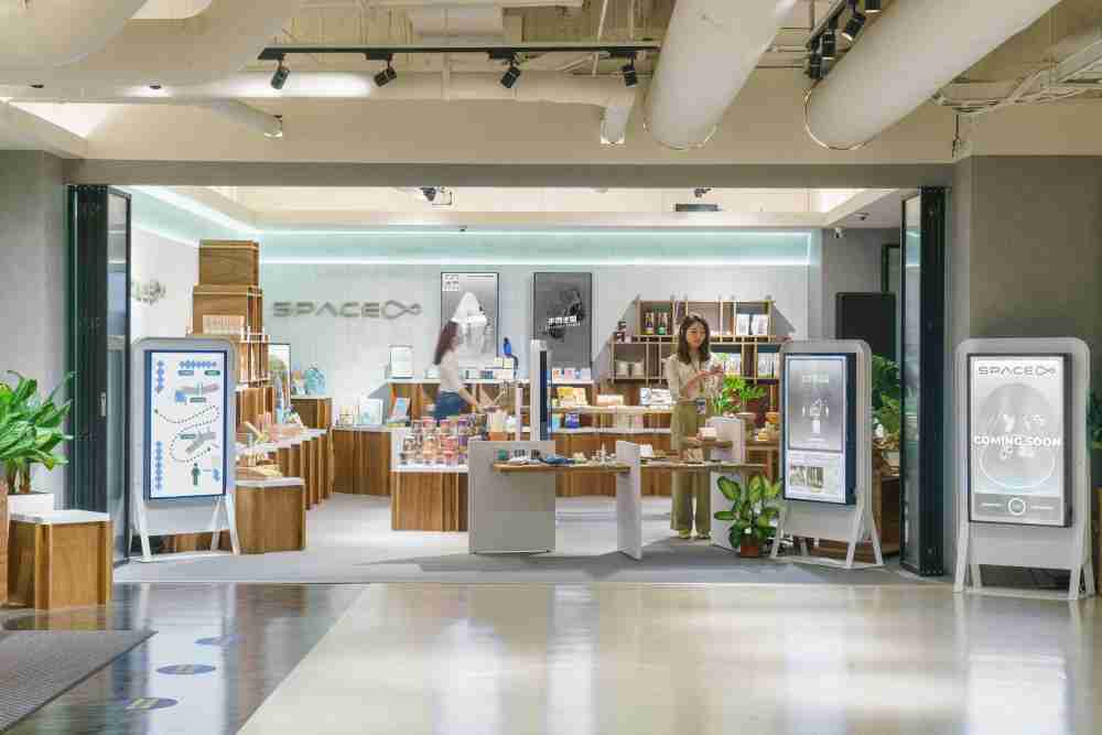 2121非凡打造永续选物商店，，展示社企及社创商品，，，结合创利空间所开发的智能零售系统，，整合多元产品信息，，，让无人商店扮演公益行动的推手