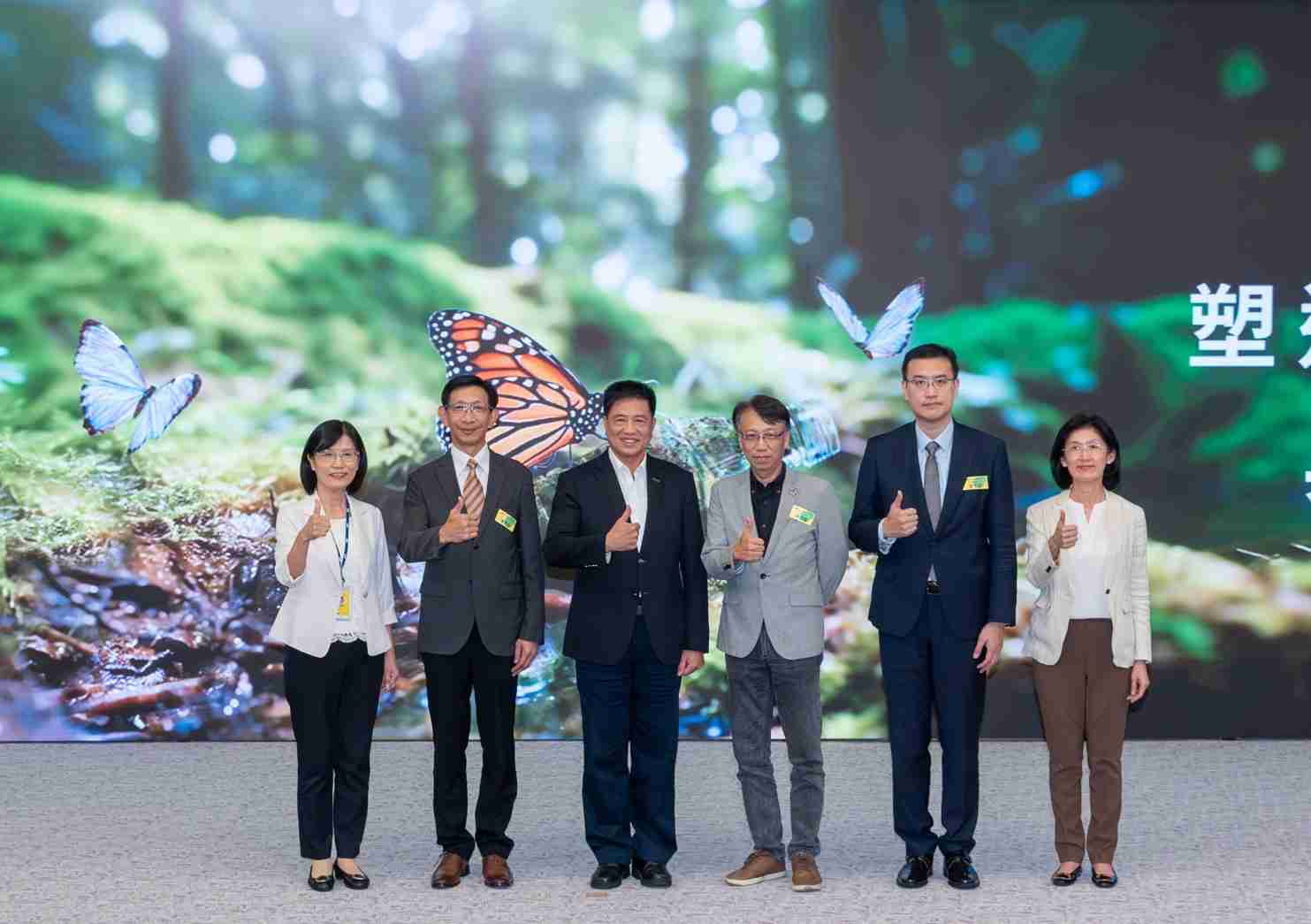 友達2023 CSR共榮大會，，，邀請領域專家分享交流生物多樣性管理趨勢、、、無塑產品、、、、海廢永續塑料等議題  （圖左到右：友達光電永續長古秀華、、、3M台灣技術長陳君杰、、、友達光電董事長暨集團策略長彭双浪、、、光寶科技企業永續發展處處長陳慶暉、、安永聯合會計師事務所執業會計師曾于哲、、、友達光電供應鏈總部副總經理吳宜芳）