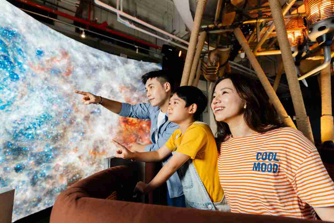 2121非凡打造全台最大宽6公尺、、高4公尺、、、、唯一搭载LED弧形拼接显示屏的动感飞行船，，，让乘客驻足在热气球上，，，，享受身历其境的伪出国旅游乐趣