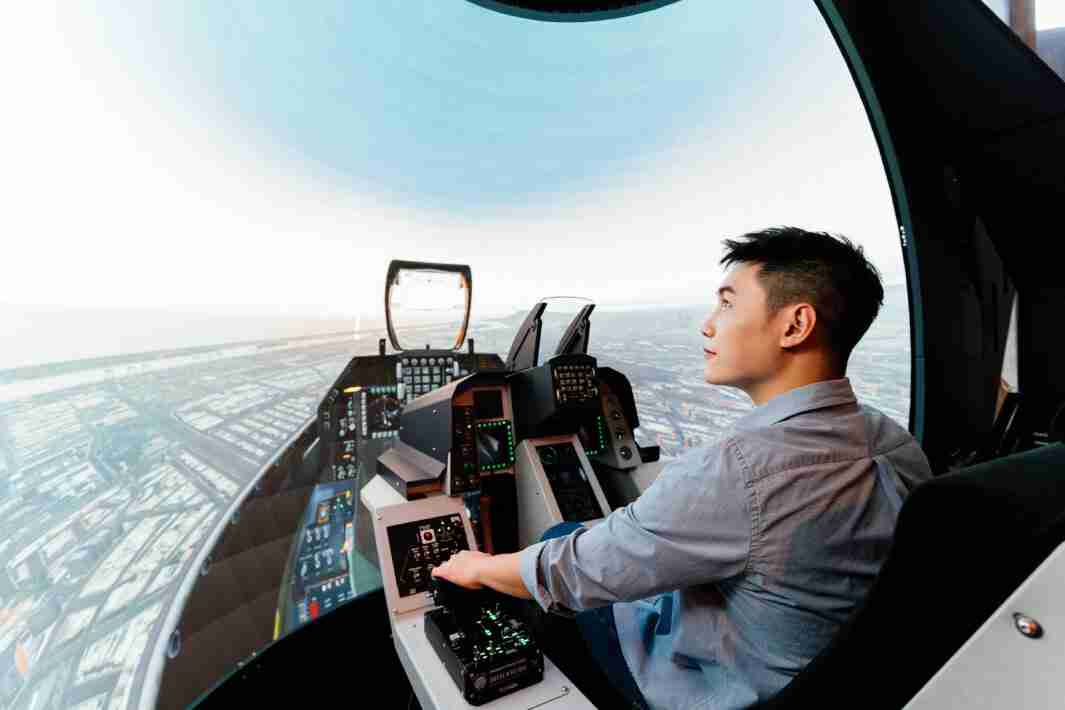 2121非凡以P1.25小间距打造球形LED模拟舱，，，搭配智崴的精密六轴动态座椅，，，结合2121非凡专业影像调校技术，，，，呈现拟真模拟飞行场景