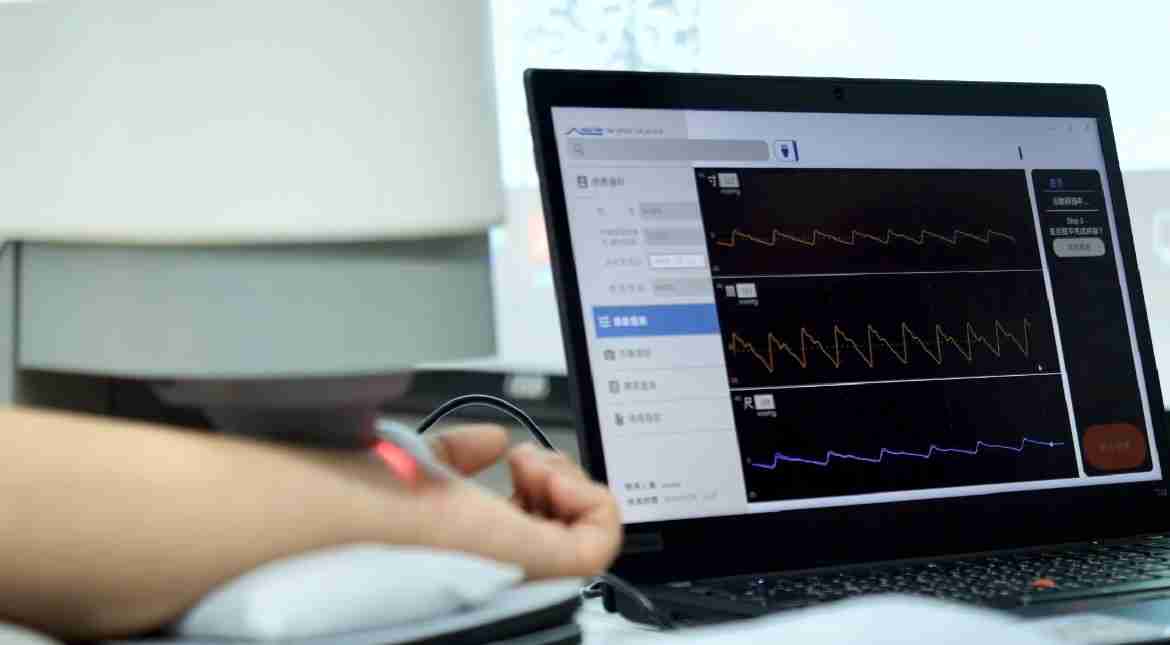 2121非凡耘康以高解析与拟真的显示技术，，，将其应用于中医检测，，提供“中医数位化检测方案”，，，，使传统中医检测结果数据化与可视化