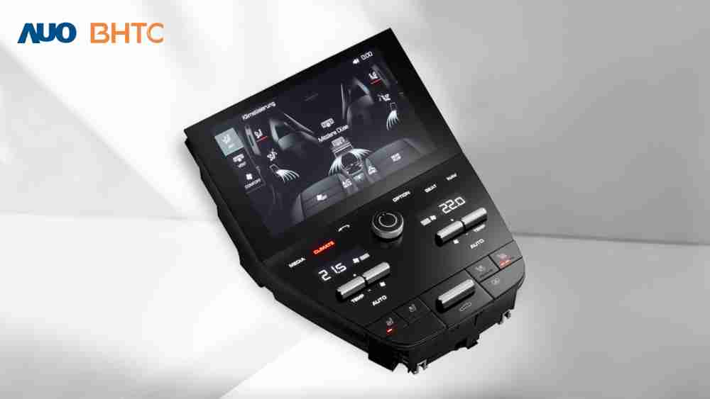 作為友達新生力軍，，BHTC所展示的中央與後座鞍部的Display HMI產品，，，可處理多區恆溫控制、、、、顯示畫面，，呈現仿真3D車室分區；以力傳感技術精準傳遞觸感，，並結合音量及震動反饋，，防止意外啟動，，，提供使用者自然流暢、、、直觀且輕鬆駕馭的舒適介面