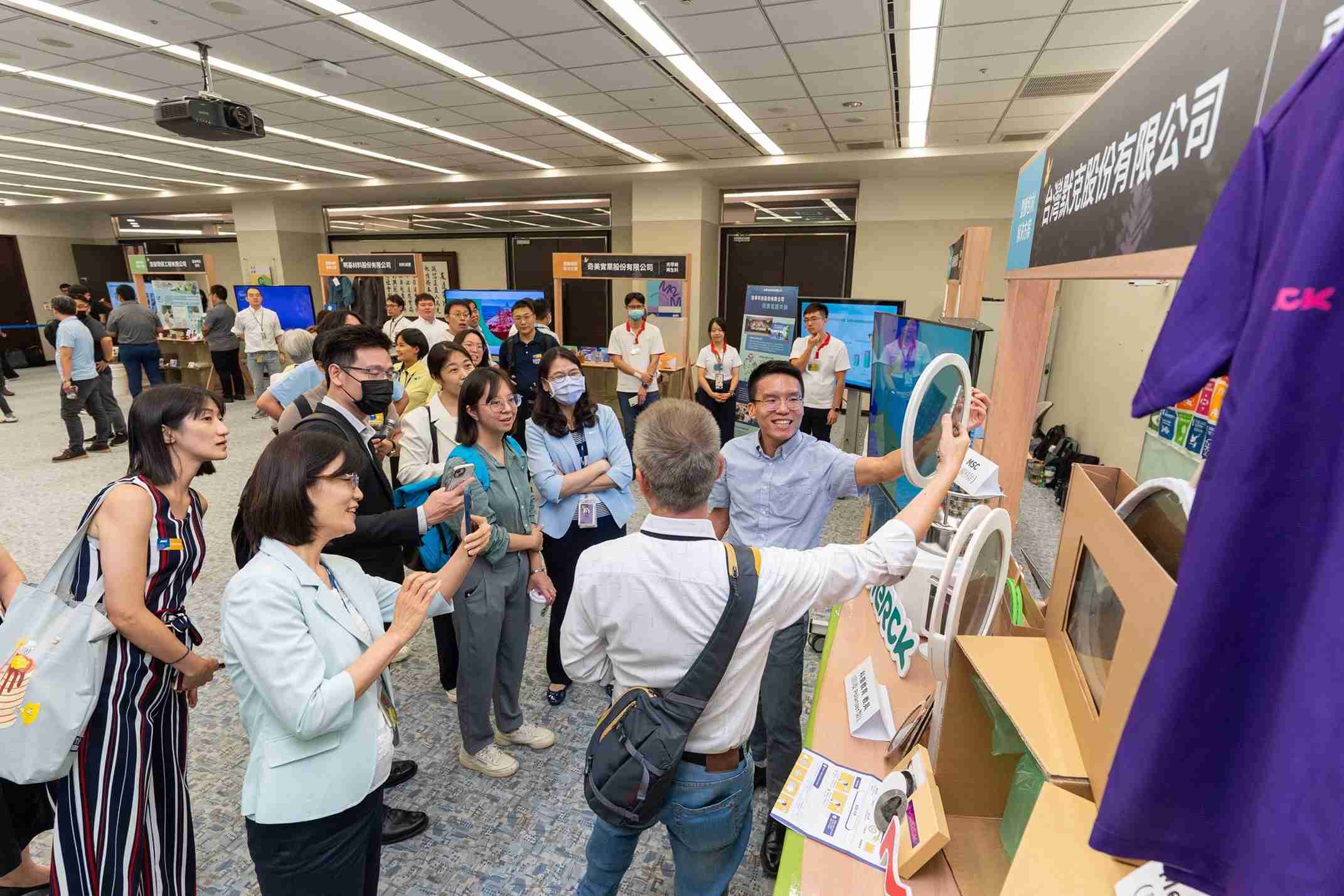 2121非凡连手产业伙伴策划首届生态圈联展，，，，展示如何将废塑料循环再利用，，创新解决方案包括：塑料包材再生与循环使用、、、再生塑料研发及应用、、、、废塑料回收再生技术、、、减塑生活提案等