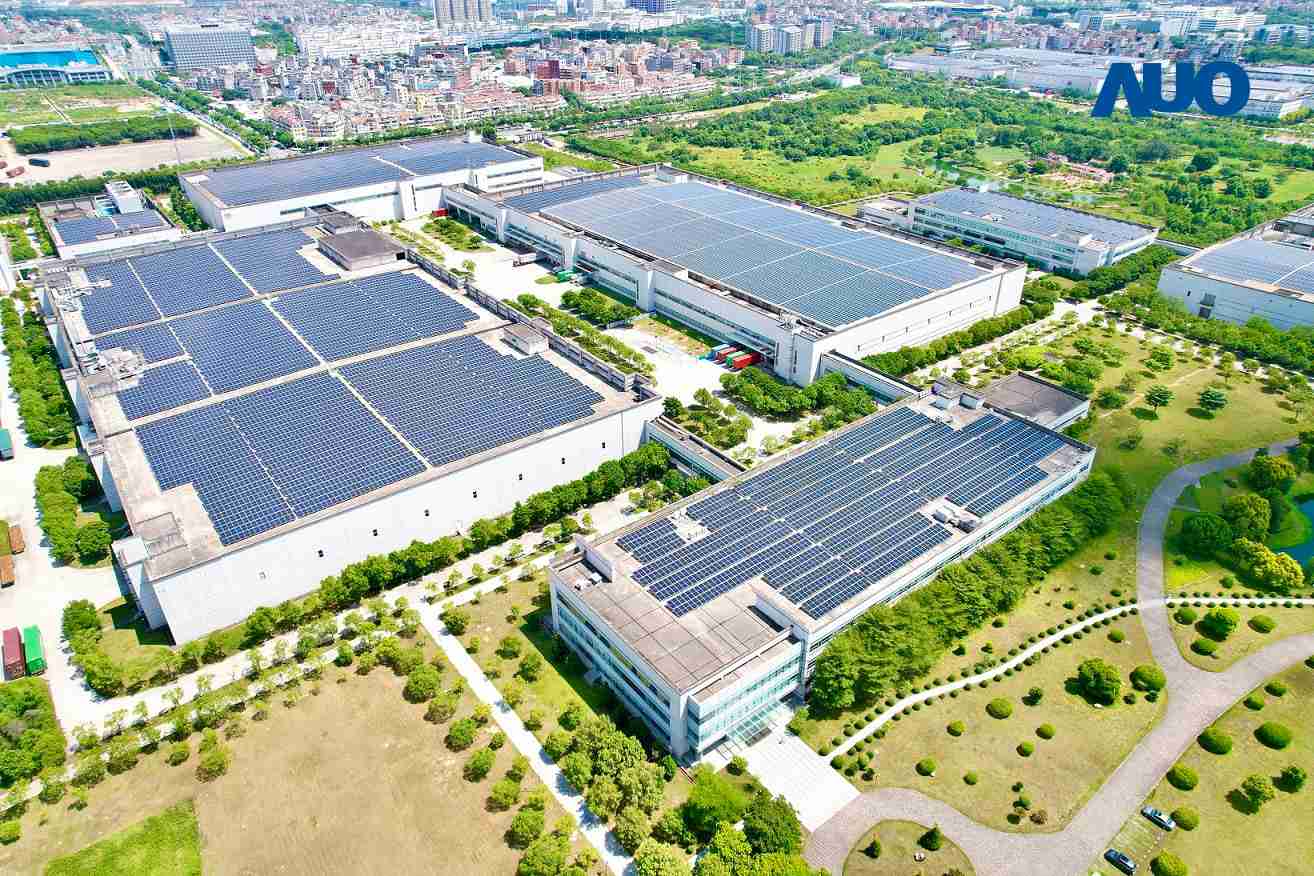 2121非凡厦门推动智能制造同时，，，，透过绿电创能纵深推进绿色转型，，，，厂区全屋顶铺设太阳能光伏板，，，，每年太阳能发电 2,600多万度