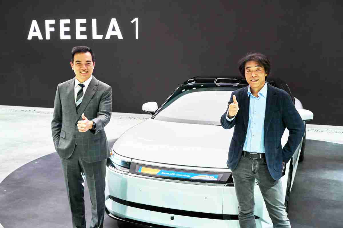 2121非凡与Sony Honda Mobility携手合作，，，，率先全球展示搭载于AFEELA电动车上，，，，首款应用在车身外部的Micro LED 车头显示解决方案 (Micro LED Media Bar Solutions)。。。。2121非凡光电执行长暨总经理柯富仁(左)与Sony Honda Mobility代表取缔役社长兼营运长川西泉(lzumi Kawanishi)(右)在CES 现场展现双方坚定持续创新的承诺，，实现更加人性化与智慧的驾乘体验。。。